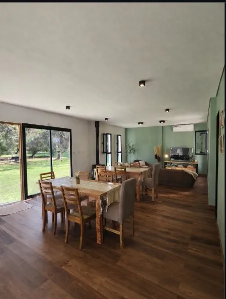 Interior con pisos de madera — Polo Arquitectura